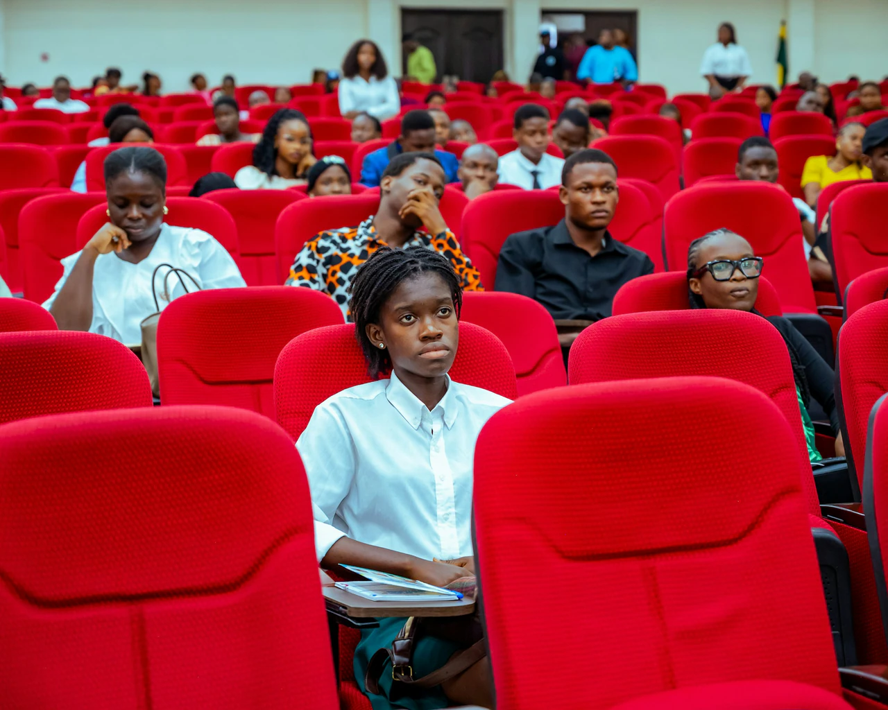 Audience engaged in a learning setting, illustrating participation and evidence.
